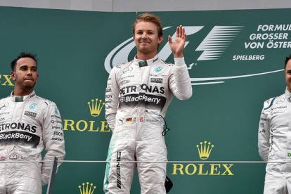 Nico Rosberg saluda al público desde lo alto del podio tras ganar el GP de Austria por delante de Lewis Hamilton y Felipe Massa.