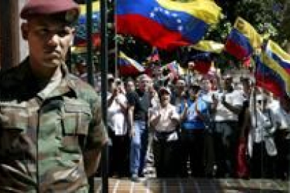 Funcionarios públicos opositores a Chávez llaman a sus colegas a sumarse a la huelga en Caracas