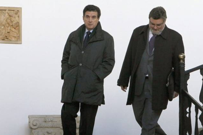 El expresidente balear Jaume Matas (izquierda), acompañado de su abogado, Miquel Arbona.
