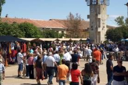 La imagen muestra la buena afluencia de público a la Feria del Vino de Pajares a mediodía de ayer