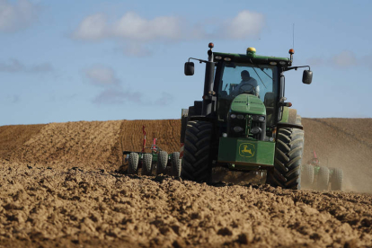 Un agricultor preparando con su tractor el terreno para la siembra. JESÚS F. SALVADORES