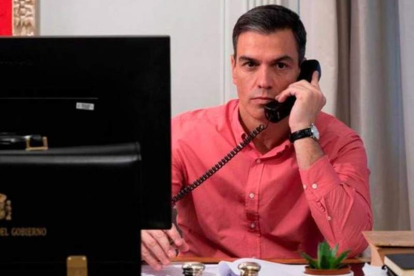 Pedro Sánchez, al teléfono. EFE