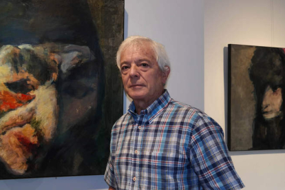 El artista afincado en el Bierzo Luis Gómez Domingo, ante dos de sus obras.