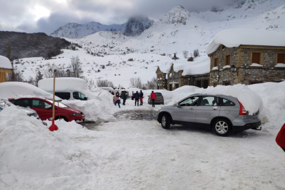 Los propietarios van recuperando poco a poco sus vehículos enterrados en la nieve en Maraña. CAMPOS