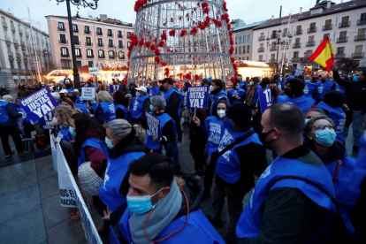 Manifestación de loteros para exigir  comisiones justas a las puertas del Teatro Real, donde se celebra el sorteo de la lotería de Navidad. EFE/ Miguel Osés