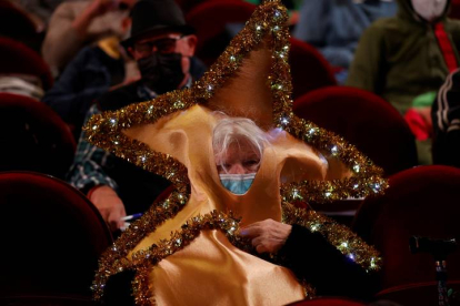 Una mujer vestida de estrella en el salón del Teatro Real, donde se celebra el sorteo de Navidad. EFE/ Juan Carlos Hidalgo