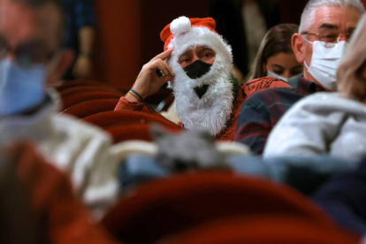 Un Papá Noel entre el público del sorteo. EFE/Juan Carlos Hidalgo