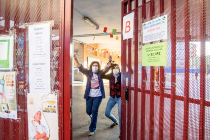 Los trabajadores del colegio Arteagabeitia de Barakaldo celebran los cinco millones de euros que se han llevado con un quinto premio del sorteo de Navidad.EFE/ JAVIER ZORRILLA