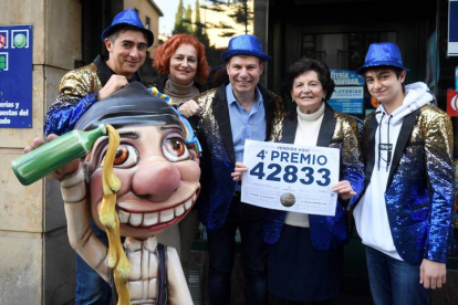 Los trabajadores e una administración de Oviedo celebran haber vendido el cuarto premio de la Lotería de Navidad este miércoles. EFE/ ELOY ALONSO