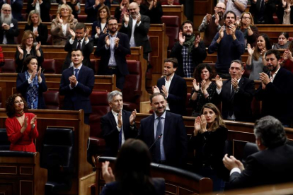 Ábalos, aplaudido por los diputados socialistas y de Unidas Podemos ayer en el Congreso.