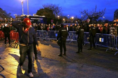 La Policía Nacional vigila los accesos al Calderón, el domingo pasado.