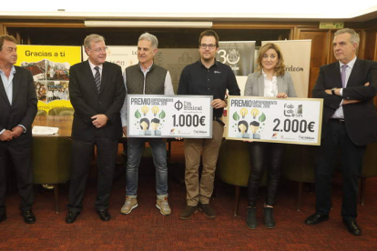 Nuria Robles, con el cheque de 2.000 euros, Adrián Mira, con el de 1.000, y las autoridades. RAMIRO