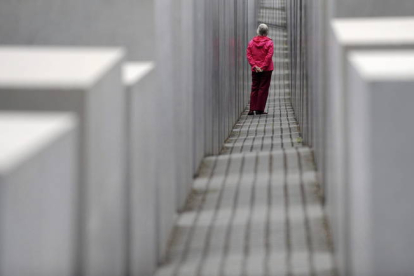 Una mujer visita el Monumento del Holocausto en Berlín (Alemania), hoy, lunes 18 de mayo de 2015. EFE/Britta Pedersen