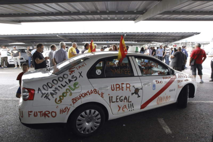 Un taxi con pintadas en protesta por el intrusismo de aplicaciones de teléfonos móviles como Uber.