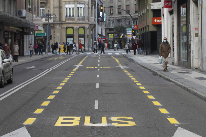 Uno de los ejemplos que pone el PP es la señalización del carril bus en Independencia. FERNANDO OTERO