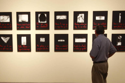 Un espectador contempla una de las salas de la exposición ‘Genealogías feministas’, que expone actualmente el Musac.