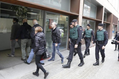 La Guardia Civil, a la entrada de las oficinas de BIMSA, en la calle Bolivia de Barcelona.