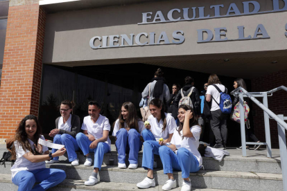 Alumnos de Enfermería a las puertas de la facultad, en un curso anterior. MARCIANO PÉREZ