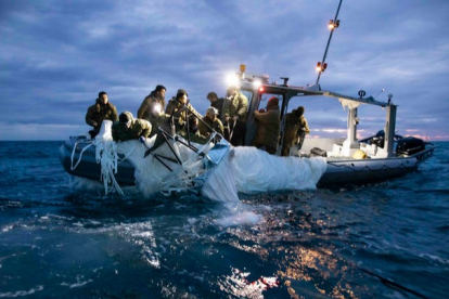 Fotografía cedida por la Armada de Estados Unidos donde aparecen unos marineros asignados al Grupo 2 de Eliminación de Artefactos Explosivos mientras recuperan el globo de vigilancia chino del mar. US NAVY