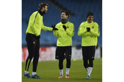 Piqué bromea con Messi y Adriano en el último entrenamiento del Barça en el estadio Etihad.