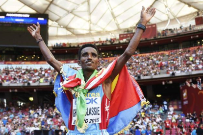 El eritreo Ghebreslassie, de 19 años, tras ganar el maratón en el Mundial de Pekín.