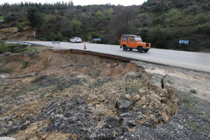 Desprendimiento en la carretera de Fabero a Fresnedo, en abril de 2014. L. DE LA MATA