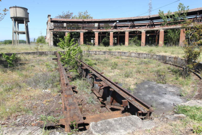 El puente giratorio, que se movía con un motor para distribuir las locomotoras en los hangares.