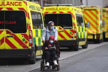 Ambulancias en el Royal Hospital de Londres, hoy. ANDY RAIN