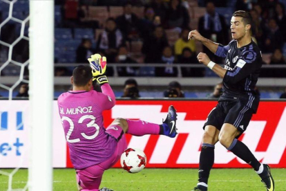 Ronaldo marca el segundo gol en la semifinal contra el América.