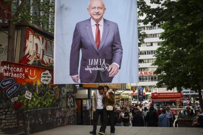Una pareja pasea en Ankara bajo un cartel de Kiliçdaroglu. SEDAT SUNA