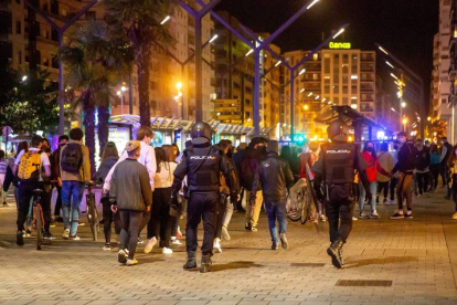- Agentes de la policía dispersan a los grupos de más de seis personas que se encuentran en las calles de Logroño. RAQUEL MANZANARES