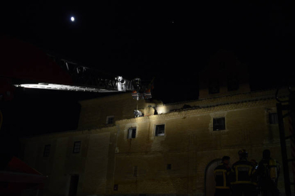 La rápida intervención de los bomberos evitó daños de mayor envergadura en el monasterio de Grajal. ACACIO DÍAZ