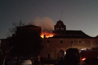 La rápida intervención de los bomberos evitó daños de mayor envergadura en el monasterio de Grajal. DL