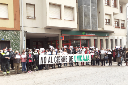 Los vecinos del valle de Sabero se manifestaron ante la oficina. CASTRO