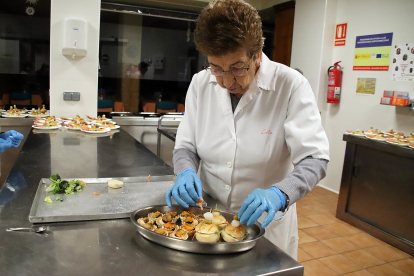 La Asociación Leonesa de Caridad prepara menús especiales de Navidad en su comedor social. PEIO GARCÍA