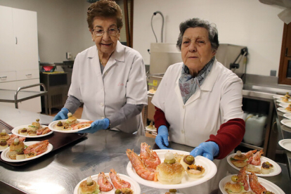 La Asociación Leonesa de Caridad prepara menús especiales de Navidad en su comedor social. PEIO GARCÍA