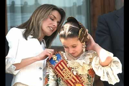 La princesa de Asturias ha congeniado con la pequeña desde el primer momento y le ha ayudado a colocarse el traje.