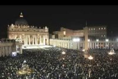 Unas 70.000 personas llenaban la plaza de San Pedro cuando se ha anunciado la muerte del Papa Juan Pablo II que ha tenido lugar a las 21,37 horas del sábado.