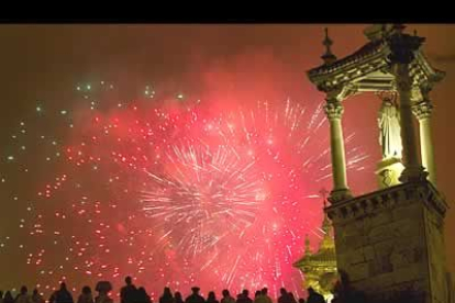 Miles de personas acudieron al primer castillo de las fiestas falleras, a cargo de la pirotecnia Turís.