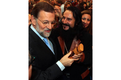 El alcalde de Oencia le regaló puros, como a Aznar.