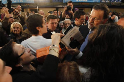 El recibimiento a Mariano Rajoy fue abrumador, tuvo que dedicar muchas autobiografías. Ramiro / Jesús