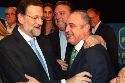 Rajoy saluda al alcalde de San Andrés. Ramiro / Jesús