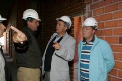 Miguel Martínez conversa con los operarios durante su visita a las obras del polideportivo