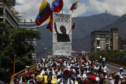 Miles de opositores venezolanos en la marcha de protesta en Caracas.