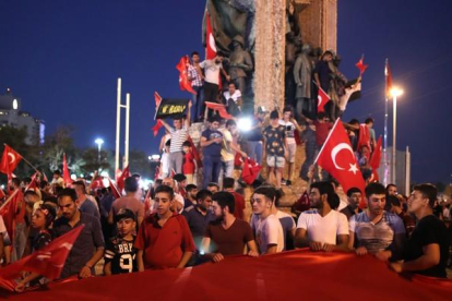Partidarios de Erdogan agitan las banderas turcas en la plaza Taksim de Estambul.