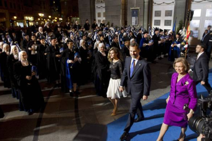Los príncipes y la reina doña Sofía abandonan el Teatro Campoamor tras finalizar el acto.