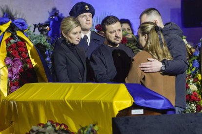 Zelenski y su esposa Olena en el funeral de la cúpula de Interior muerta en accidente de helicóptero. OLEG PEREVERZEV