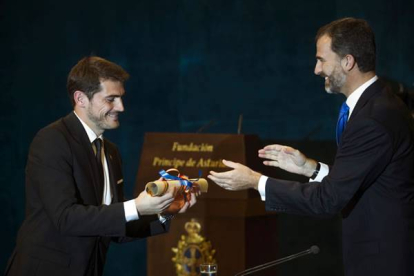 Iker Casillas recibe su premio de manos del príncipe Felipe. Emilio Naranjo.
