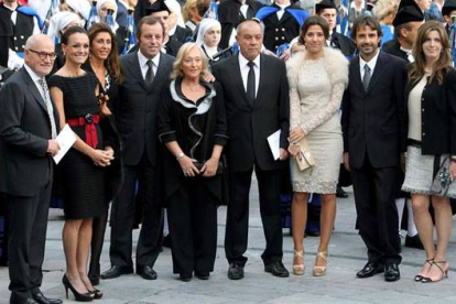 Sandro Rosell y la novia y familiares de Xavi. J.L. Cereijido