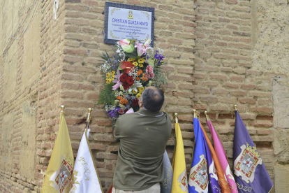 Las peñas de Sahagún homenajearon ayer al joven fallecido en un encierro en las fiestas de 2011. ACACIO